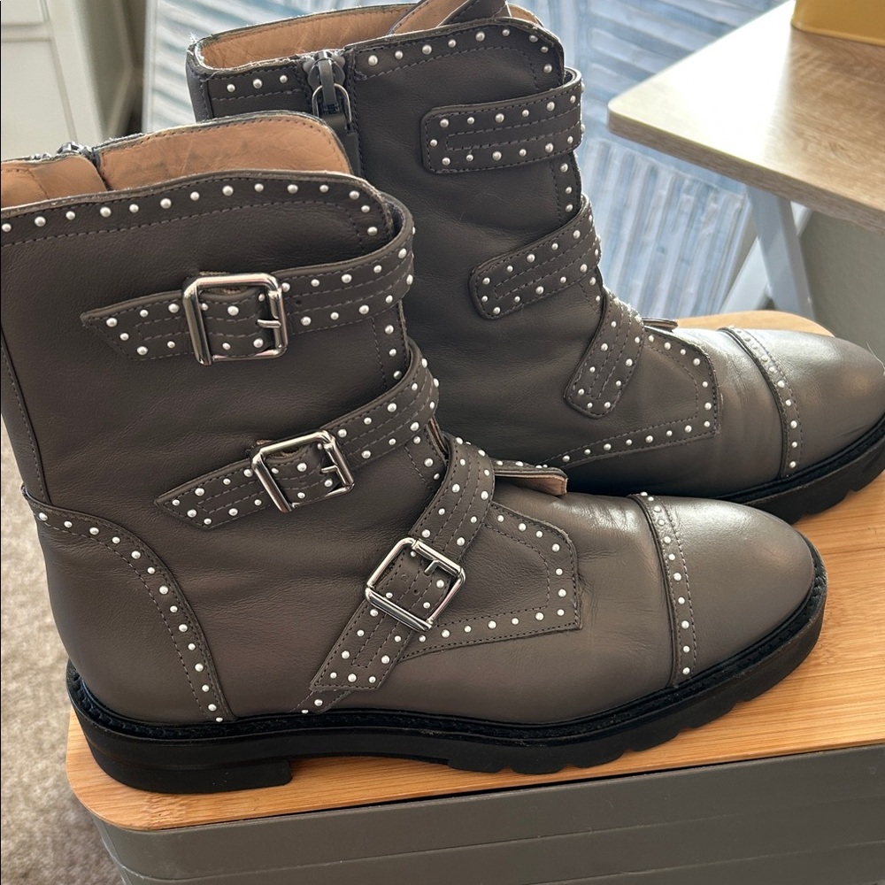 EUC Stuart Weitzman Gray Leather Ankle Boots with Silver Studs Motto